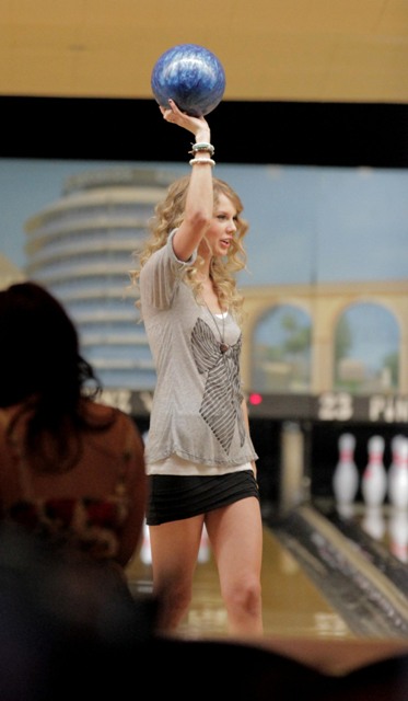 taylor swift bowling- countrymusicislove