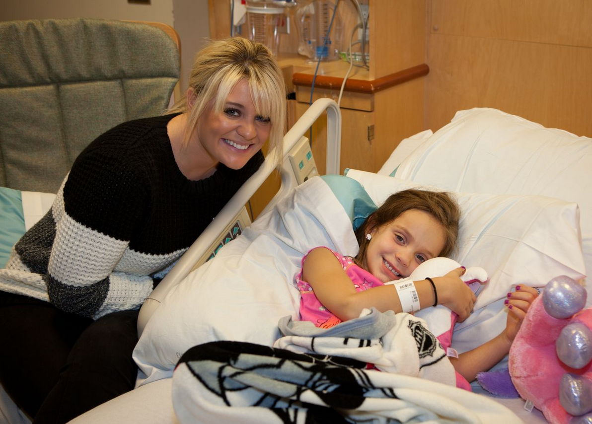 Lauren Alaina Surprises Patients, Families and Staff at Children’s Hospital at Vanderbilt with Holiday Caroling