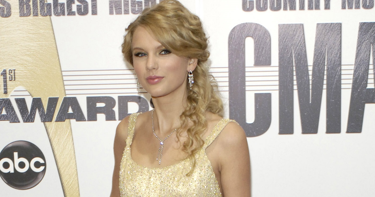 Remember When Taylor Swift Won her First CMA Award? Sounds Like Nashville