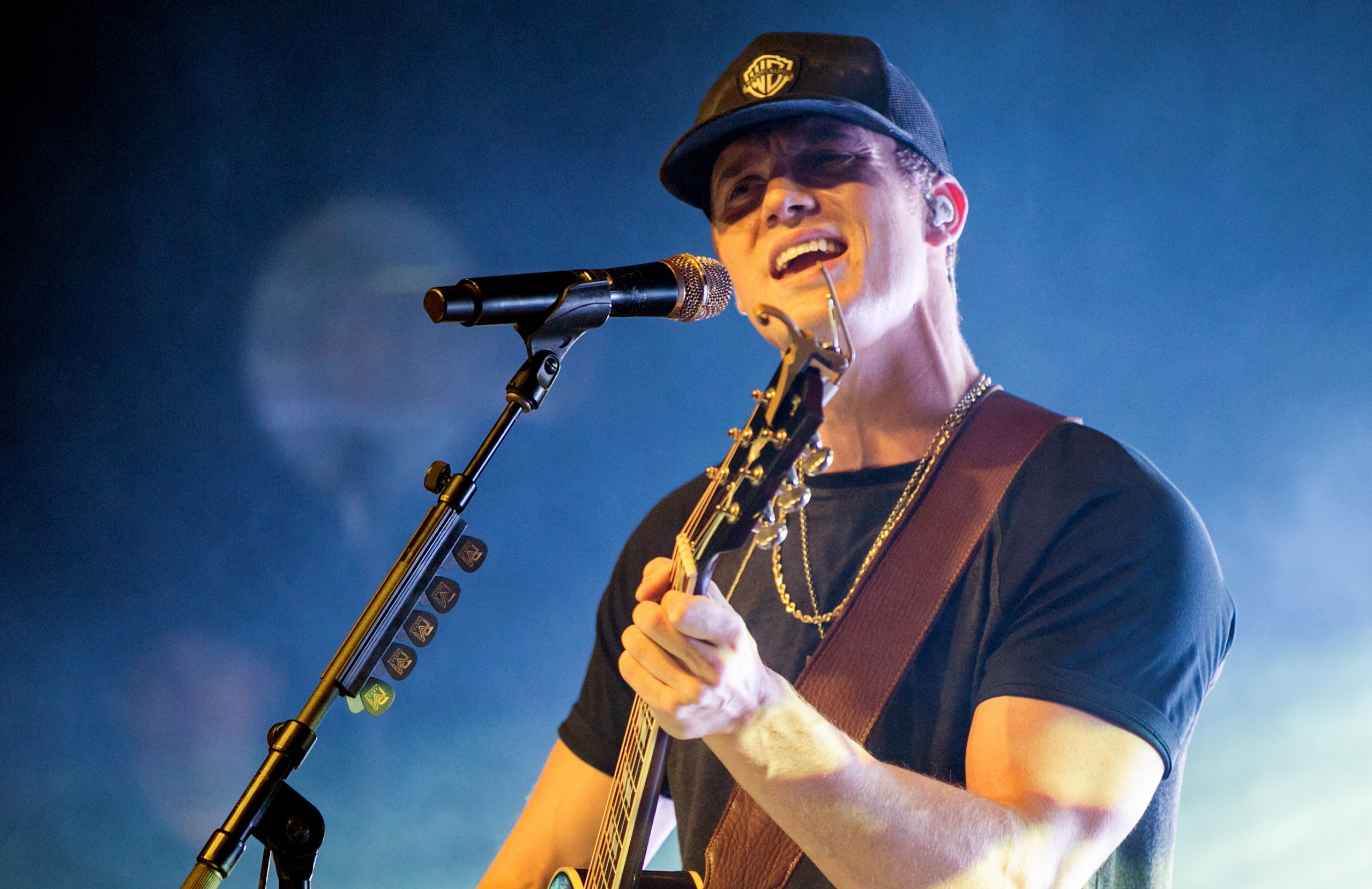 Parker McCollum Rocks 20,000 Fans in ‘Falling Apart’ Live Video The